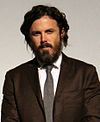 https://upload.wikimedia.org/wikipedia/commons/thumb/e/e8/Casey_Affleck_at_the_Manchester_by_the_Sea_premiere_%2830199719155%29_%28cropped%29.jpg/100px-Casey_Affleck_at_the_Manchester_by_the_Sea_premiere_%2830199719155%29_%28cropped%29.jpg